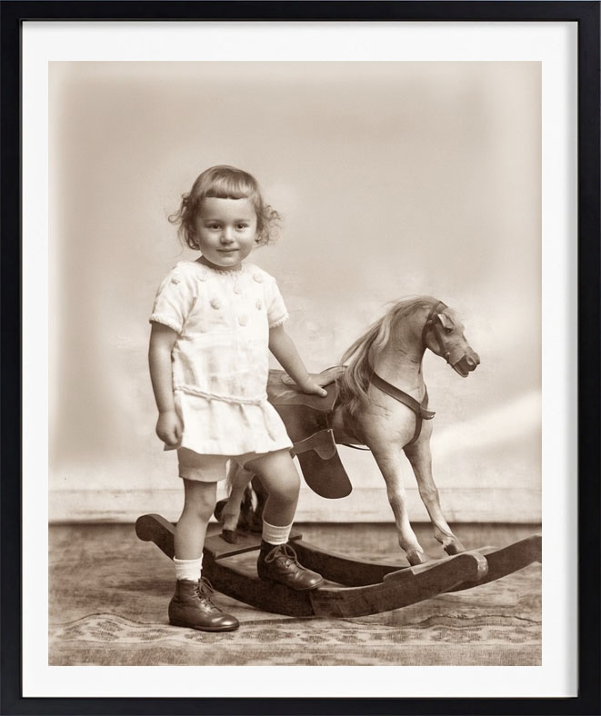 Cuadro de imagen antigua de niña con jugte de un caballo